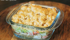 Crumble aux deux saumons, poireaux et parmesan