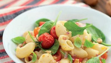 Coudes Rayés aux tomates cerise et épinards