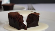 Brownie fondant sur pelage de chocolat blanc