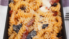 Gratin de pâtes, olives, tomates séchées et parmesan