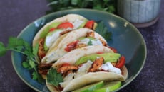 Tacos poulet et avocat, sauce au yaourt grec et herbes fraîches
