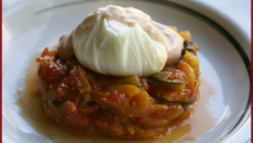 Piperade et son œuf poché sauce aurore et basilic