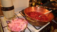 Confiture de cerises aux pétales de rose