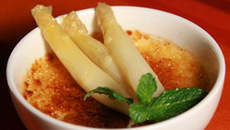 Crème brulée aux asperges blanches des Landes et sirop d'érable