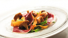 Salade tiède de légumes, girolles et magret fumé