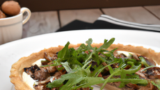 Tarte fine aux cèpes, roquette et noisettes