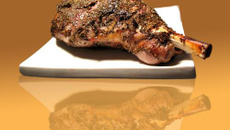 Gigot aux herbes sur lit d'haricots blancs