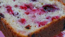 Cake moelleux aux fruits rouges