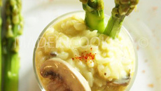 Risotto au safran crémeux accompagné d'asperges vertes