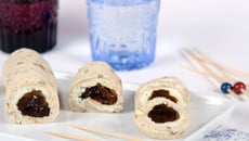 Petits roulés à la Fourme d'Ambert et aux pruneaux