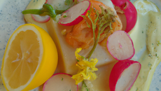 Sandre vapeur, beurre de roses, petits légumes primeurs confit au citron