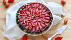 Tarte rustique aux fraises du Périgord IGP et graines de pavot