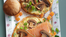 Galettes de sarrasin aux champignons, saumon fumé et Chavroux