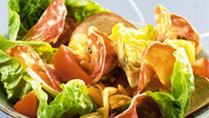 Salade caesar revisitée au saucisson sec et andouille