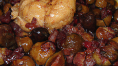 Chapon en 3 cuissons : en ragoût à la gelée de groseille, sauté aux figues et au miel et au four aux marrons et aux airelles