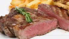 Côte de bœuf grillée à l'échalote et sarments de vignes