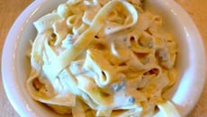 Pâtes aux courgettes, amandes et sauce chaude au chèvre