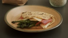 Taloa jambon, asperges vertes et fromage des Landes