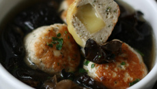Potage aux Champignons Noirs et boulettes à la Tome