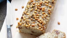 Cake à la banane pignons de pin et huile de coco