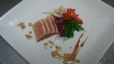 Tataki de thon, fraises et salade de fenouil