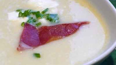 Crème d'asperges aux lanières de jambon cru et aux herbes fraîches