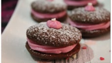 Whoopies au chocolat et crème à la rose