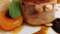 Ballotin de foie gras à la réglisse et aux amandes grillées, chutney d'abricots