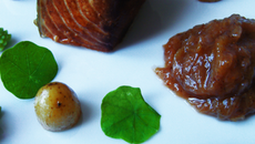 Pavé de saumon fumé au earl grey et chutney de rhubarbe