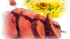 Magret de canard au miel bruni, spaghettis aux herbes et échalotes confites