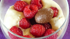 Mousse au chocolat blanc, spéculoos et framboises