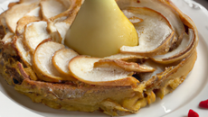 Charlotte aux poires et crème d'amandes