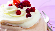 Pavlovas aux fruits rouges et chantilly