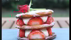 Mille-feuilles aux fraises et à la crème légère à la rose