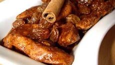 Poulet caramélisé à la cannelle et aux raisins secs