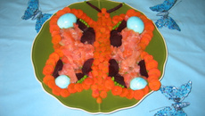 Carottes, betteraves rouges, petits pois et saumon fumé en forme de papillon