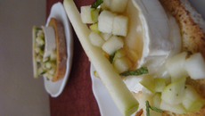 Toast de chèvre chaud au miel et tartare de pomme granny menthe