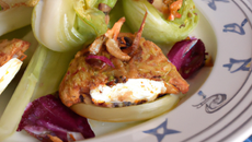 Camembert frit, effeuillée d'endives aux pommes et noix