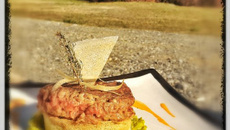 Boulette d'agneau avec cœur de crème de Roquefort Papillon accompagné de sa fondue de poireau et sa sauce carottes