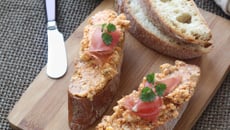 Bruschetta au fromage de brousse, tomates séchées et jambon fumé