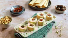 Roulés apéro aux tranches végé pois chiches, fromage frais et tomates séchées