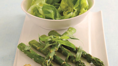 Asperges grillées, moutarde et salade de laitue