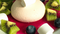 Panna cotta citron, coulis de framboises-kiwis et meringues aux myrtilles