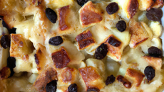 Gratin de brioche à la poire et aux raisins secs