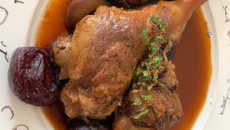 Lapin aux pruneaux à la kriek