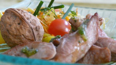 Aiguillettes de canard du Sud-Ouest à la plancha, pistou à la noix du Périgord