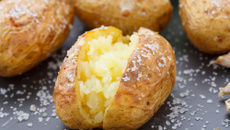 Pommes de terre au four à la fleur de sel et crème de ciboulette