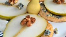 Poires-Roquefort sur sablés aux noix