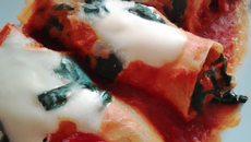 Cannellonis farcis aux épinards, ricotta et sauce tomate