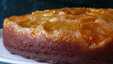 Gâteau renversé et mouillé aux abricots